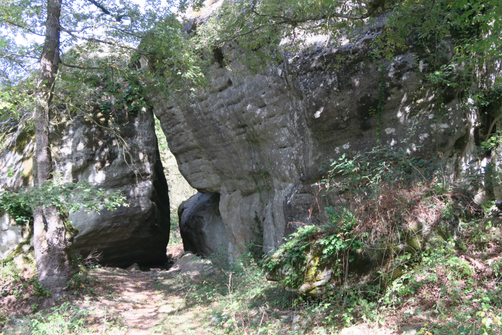 Grans roques a la font de l'Avellanosa.